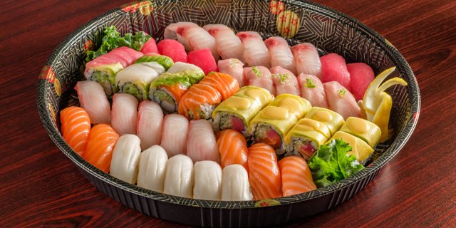 Sushi Deluxe Platter