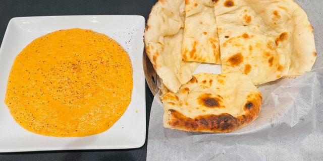 Spicy Red Pepper Hummus w/ Naan