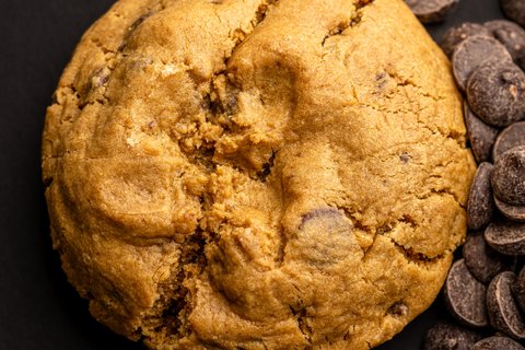 Peanut Butter & Chocolate Chip Cookie