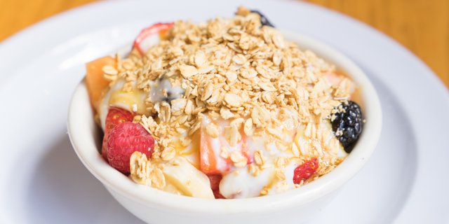 Granola w/ Fresh Fruit & Yogurt