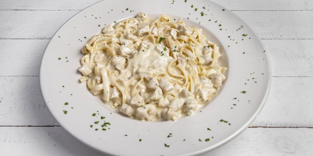 Fettuccine Alfredo w/ Chicken