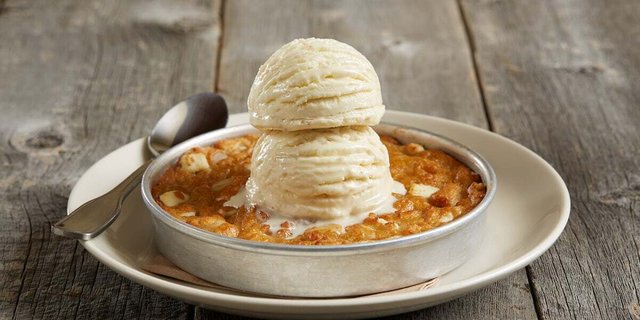 Individually Packaged White Chocolate Macadamia Nut Pizookie®