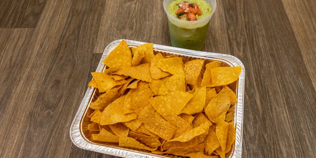 Chips & Guasacaca Tray