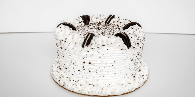 Cookies & Cream Frozen Yogurt Cake