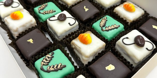 Box of 24 Petit Fours
