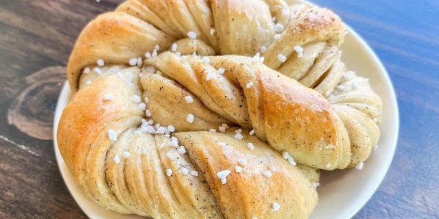 Cardamom Knots
