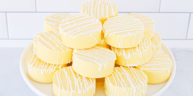 Lemon Dipped Oreo Cookies