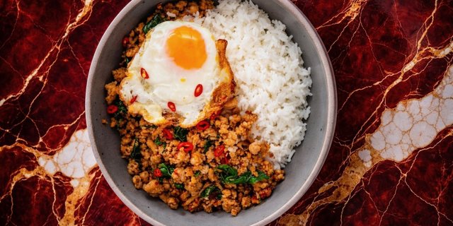 Ka-Prow Gai Kai Dow