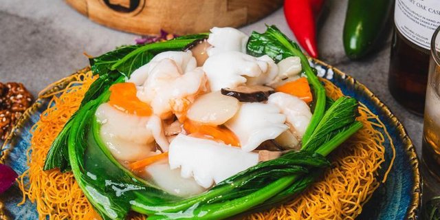 Crispy Noodles w/ Exotic Seafood