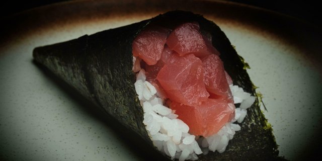 Tuna Temaki Roll