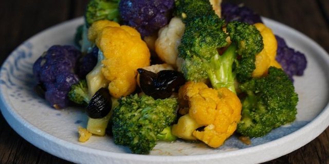 Black Garlic Stir-Fried 3-Color Cauliflower