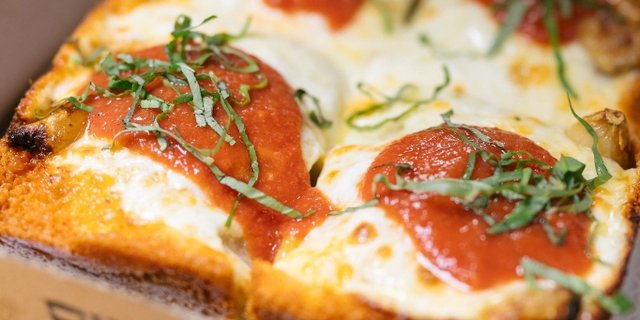 Detroit-Style Deep-Dish Mozzarella, Basil & Garlic Pizza