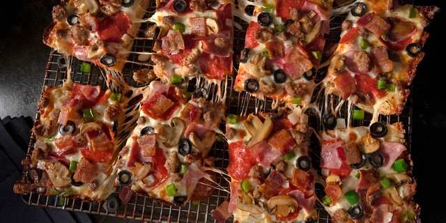 Detroit-Style Jet 10 Pizza