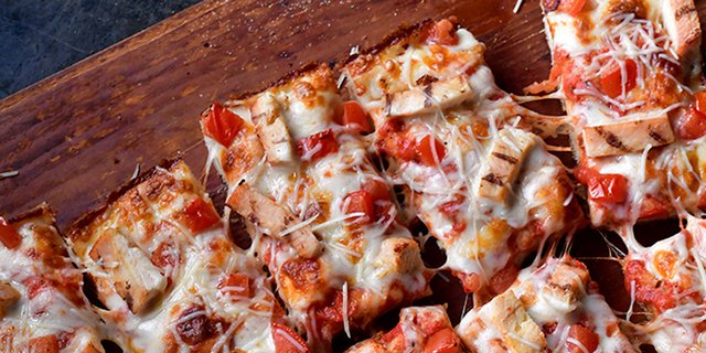 Detroit-Style Chicken Parmesan Pizza