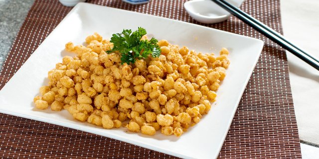 Crispy Corn in Salty Egg Yok Sauce