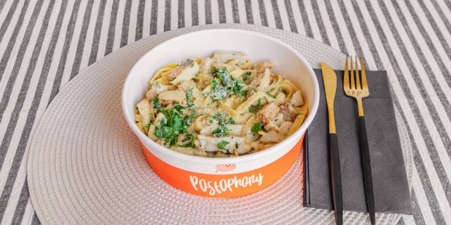 Fettuccine Chicken Alfredo Tray