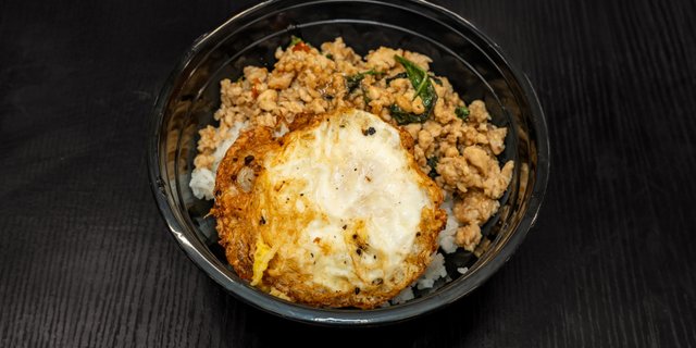 Pad Krapow Kai Dow