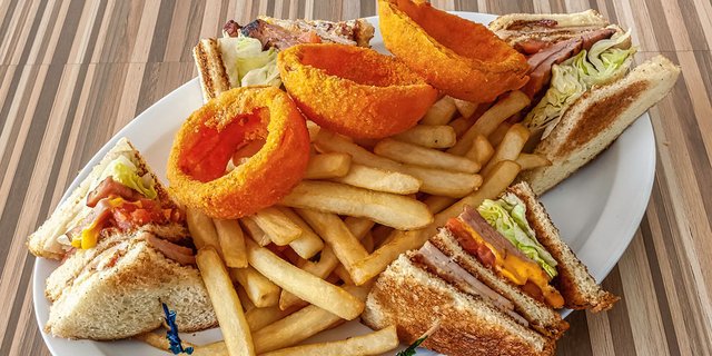 Clubhouse Classic Sandwich w/ Fries