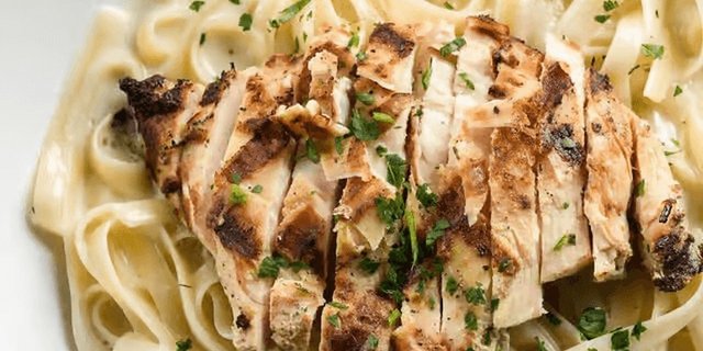 Fettuccine Alfredo Pasta w/ Chicken
