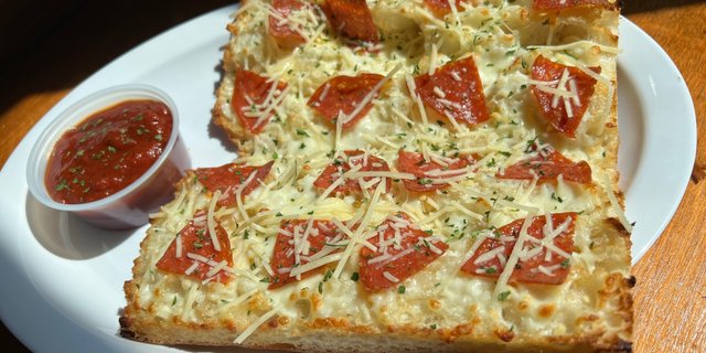 Schmeezy Bread w/ Pepperoni