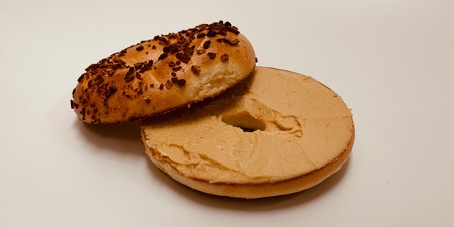 Bagel w/ Hummus