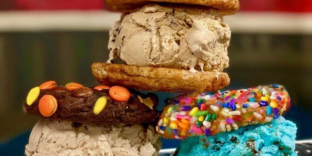 Chocolate Lovah’s Ice Cream Cookie Sandwiches