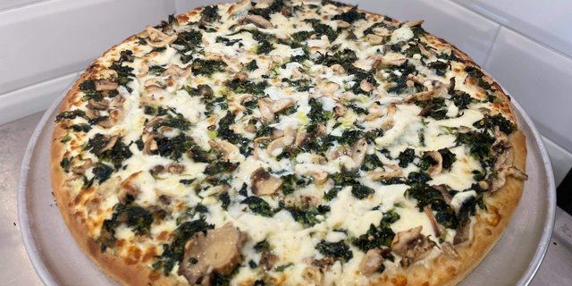 Spinach and Mushroom 17" Pan Pizza