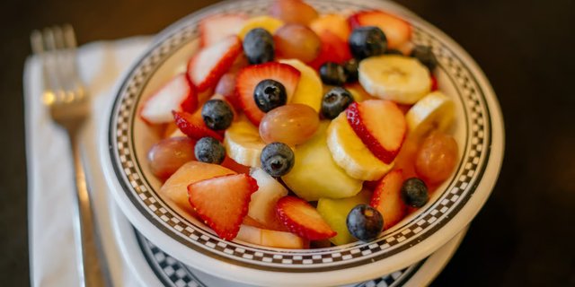 Sliced Fruit, Yogurt & Granola
