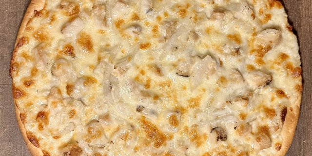 Garlic Chicken Alfredo Pizza