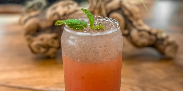 Strawberry Chia Fizz