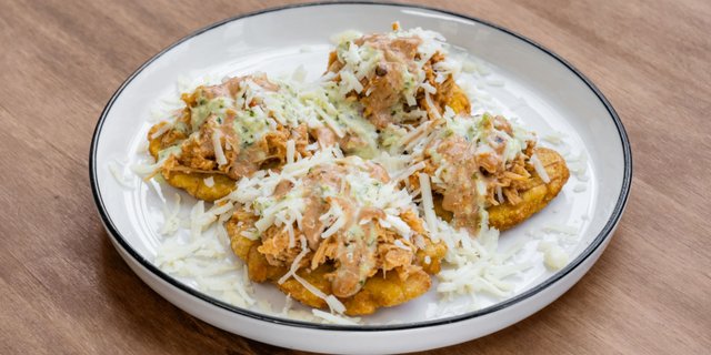 Pollo Mechado Tostones