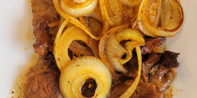 Steak w/ Onions (Bistec Encebollado)