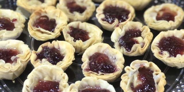 Baked Brie in Phyllo Cup