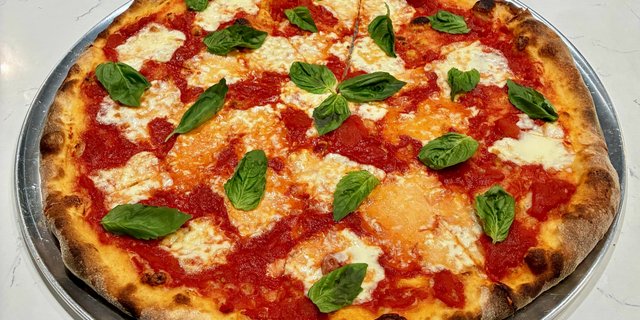 18" Fresh Mozzarella Tomato Basil Pizza