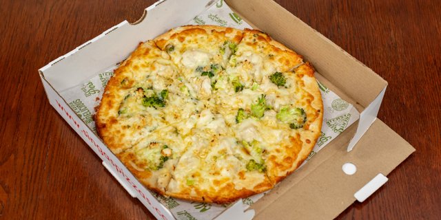 Garlic Chicken & Broccoli Pizza