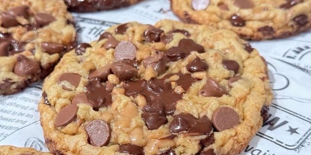 Large Chocolate Chip Cookie