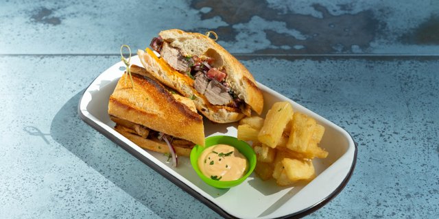Pan con Chicharrón Sandwich
