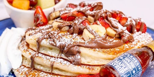 Banana, Nutella & Strawberries Pancakes