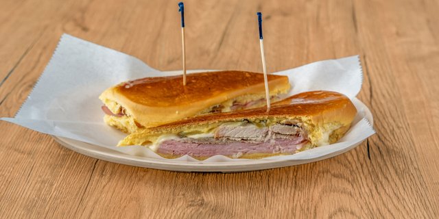 Medianoche Sandwich