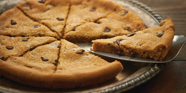 Chocolate Chip Cookie Dessert Pizza