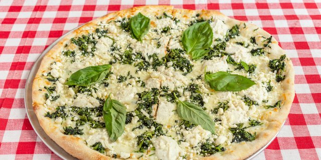 New York-Style White Spinach Pizza