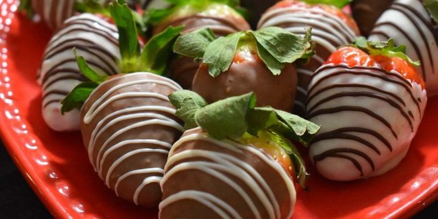 6 Chocolate-Covered Strawberries