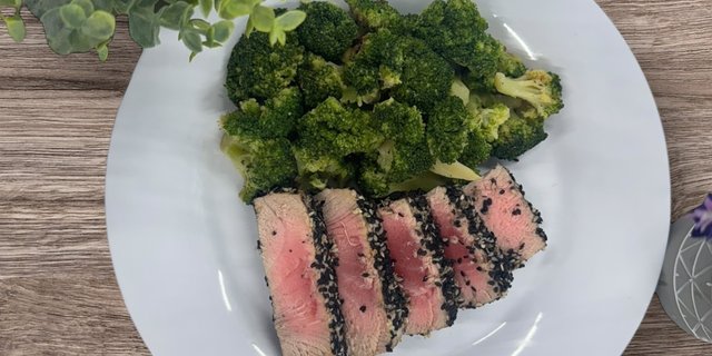 Tuna Steak & Roasted Broccoli