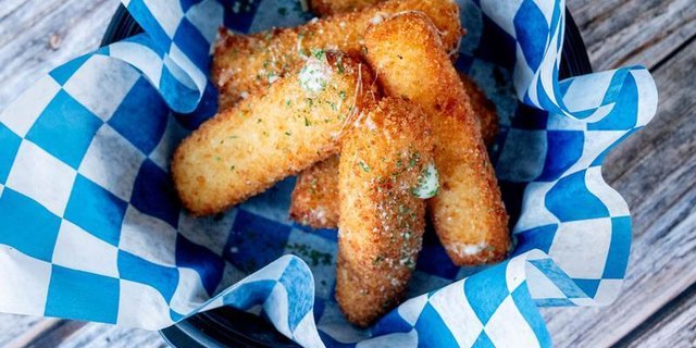 Mozzarella Sticks w/ Pomodoro Sauce