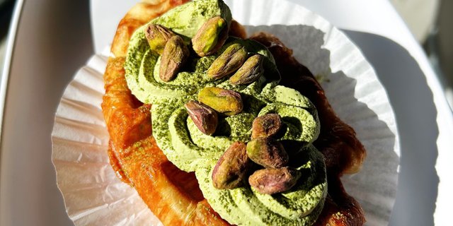 Matcha Pistachio Croffle