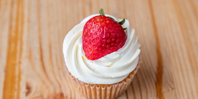 Strawberry Vanilla Mascarpone Cupcake