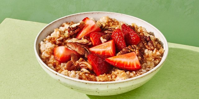 Steel Cut Oatmeal With Strawberries & Pecans Boxed Breakfast