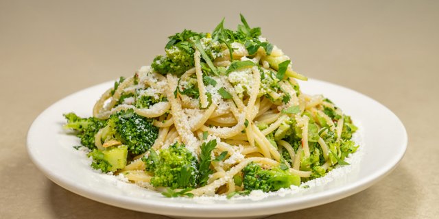 Spaghetti W/ Broccoli, Garlic & oil