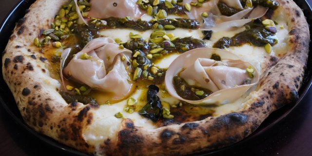 Pistacchio e Mortadella Pizza