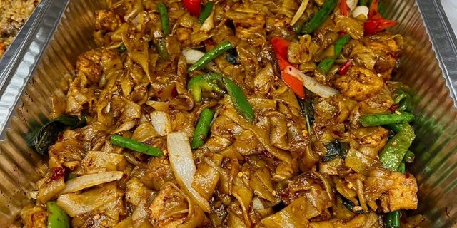 Pad Kee Mao (Drunken Noodle) Tray